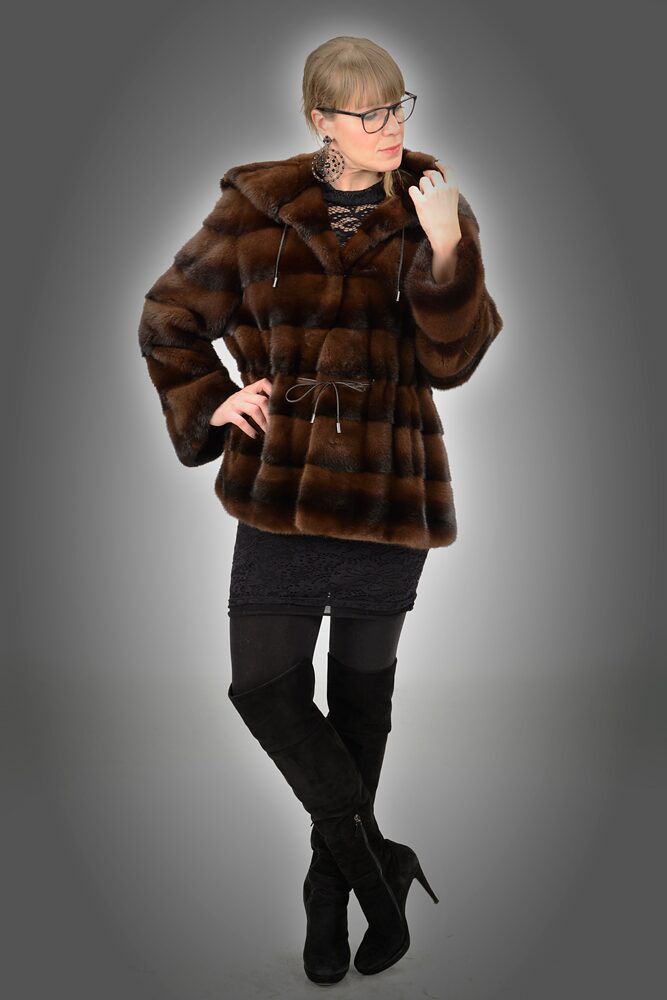 Nerzjacke in Braun aus Rückenfellen mit Kapuze