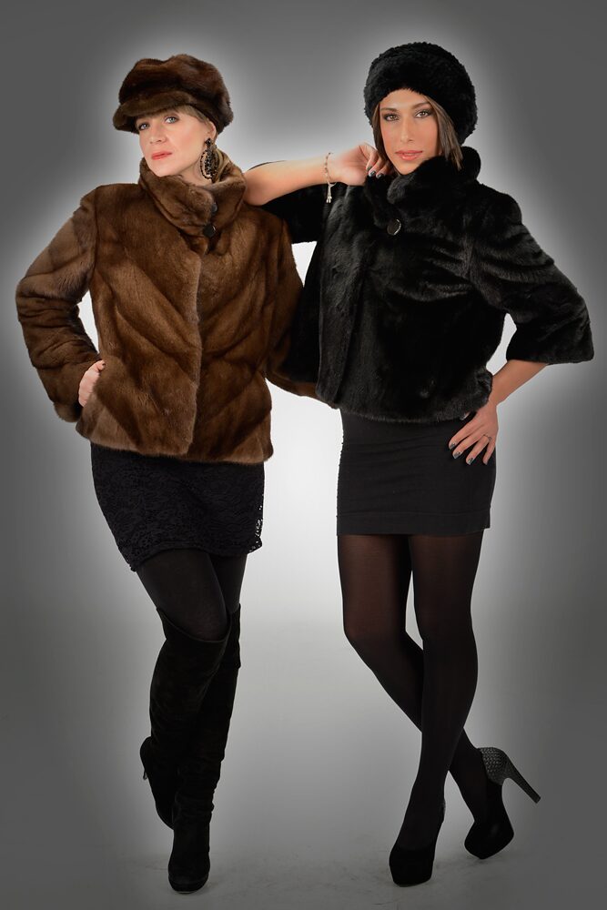 Kurze Nerzjacke in Braun und kurze Nerzjacke in Schwarz