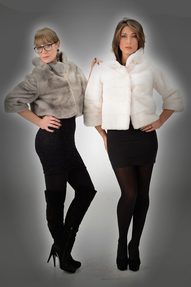 Kurze Nerzjacke in Saphir und kurze Nerzjacke in Weiß