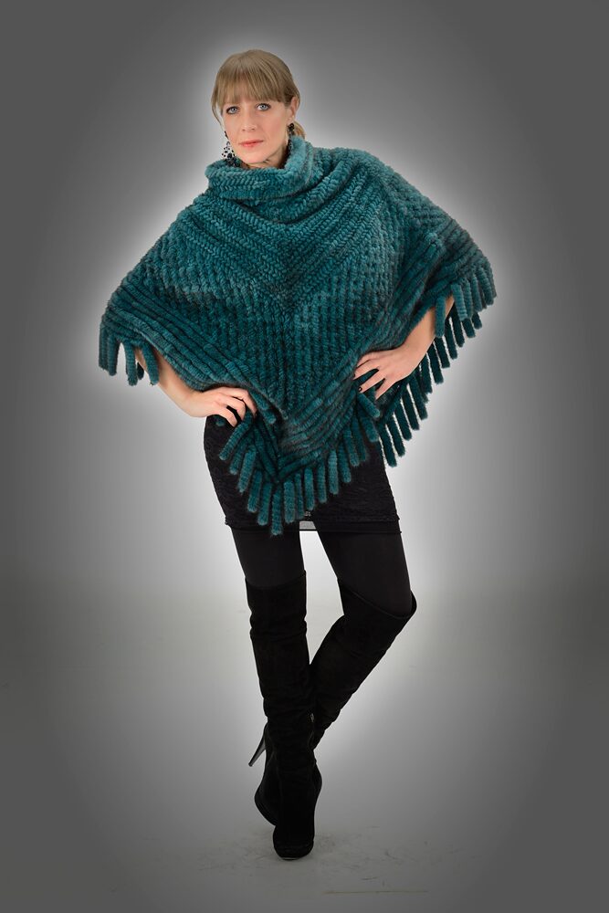 Strickponcho aus grünem Nerz